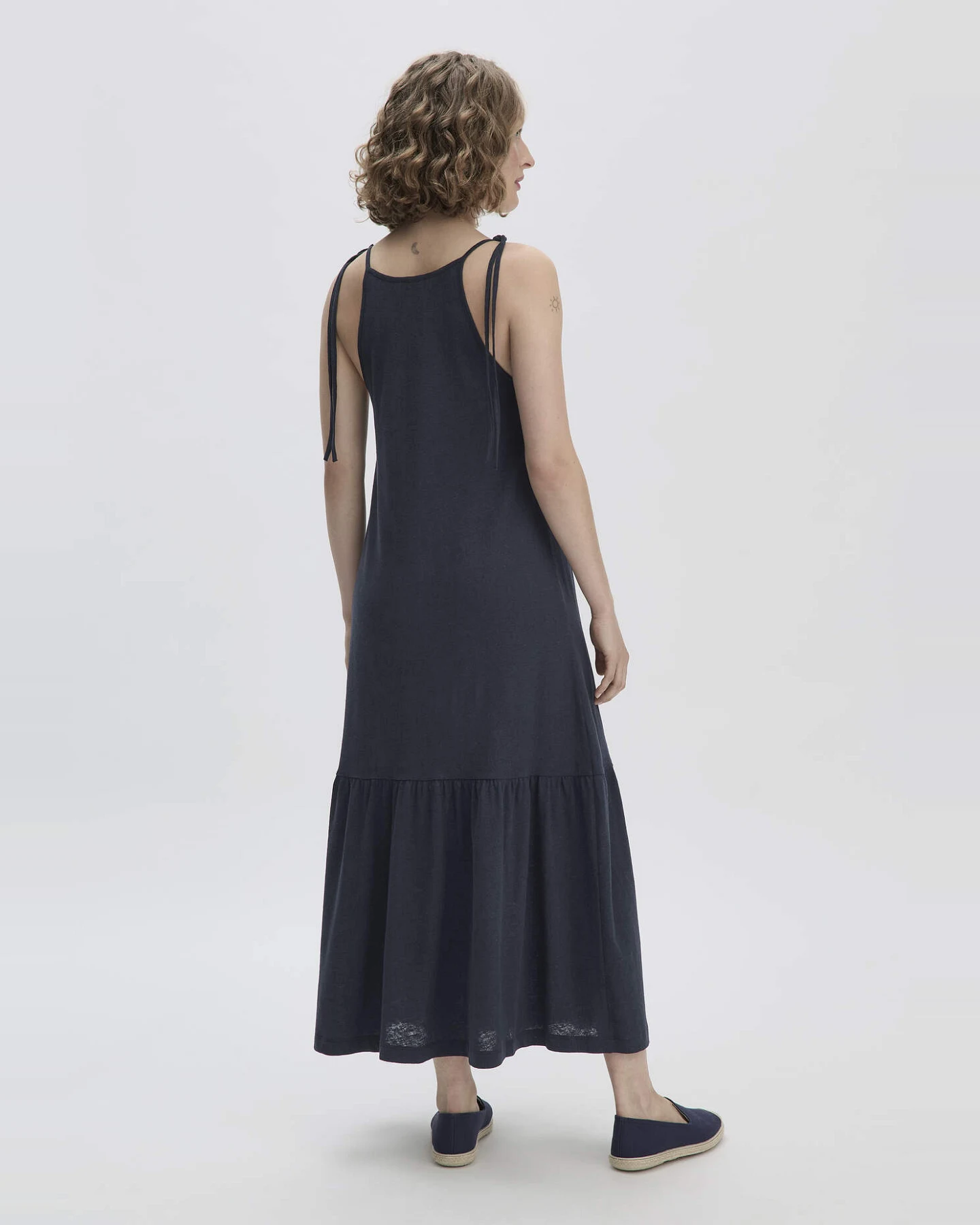 hessnatur Damen Jersey Kleid Midi Relaxed aus Leinen und Bio-Baumwolle - blau - Größe 36 – Ansicht 2