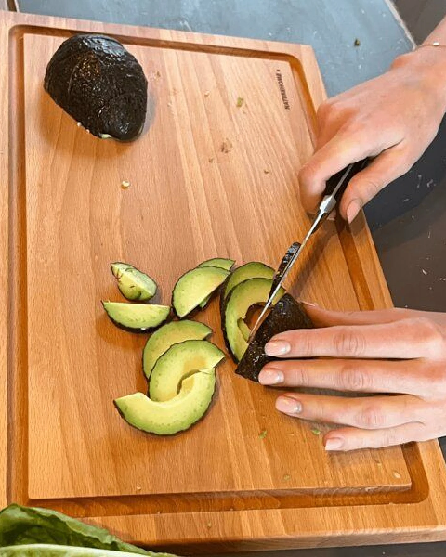 Eleganz und Funktionalität in Perfektion NATUREHOME Schneidebrett aus Buche mit Saftrille 40 x 25 x 2 cm – Ansicht 2