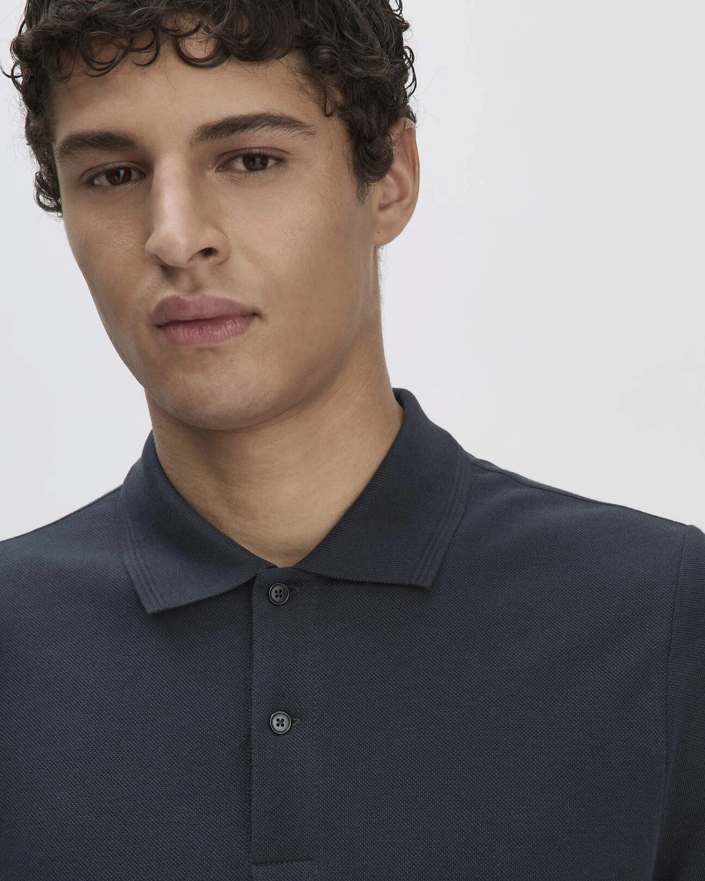 hessnatur Herren Piqué Polo Regular aus Bio-Baumwolle - blau - Größe 46 – Ansicht 4