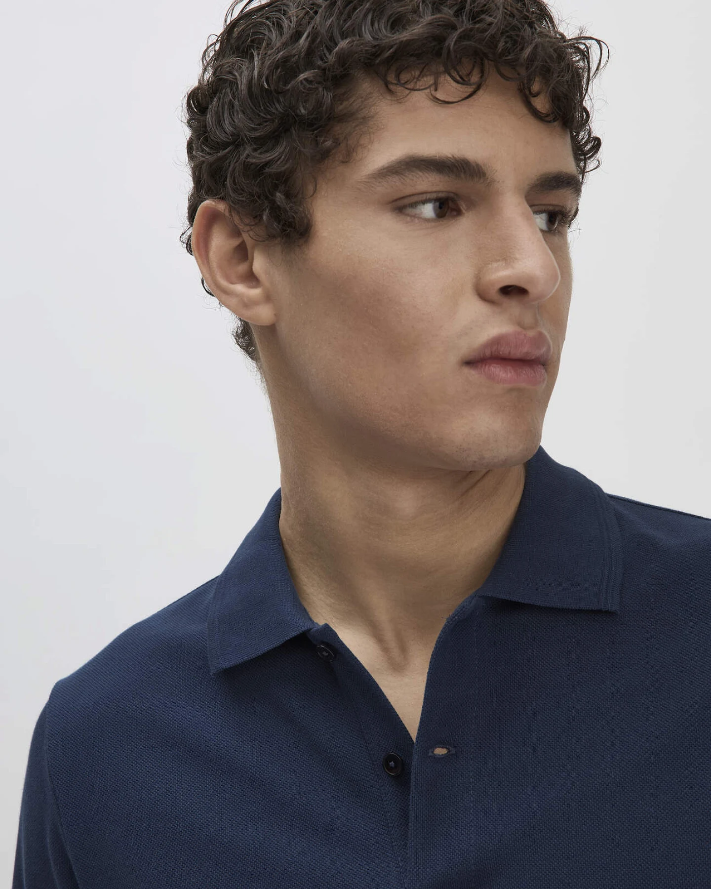 hessnatur Herren Piqué Polo Regular aus Bio-Baumwolle - blau - Größe 48 – Ansicht 4