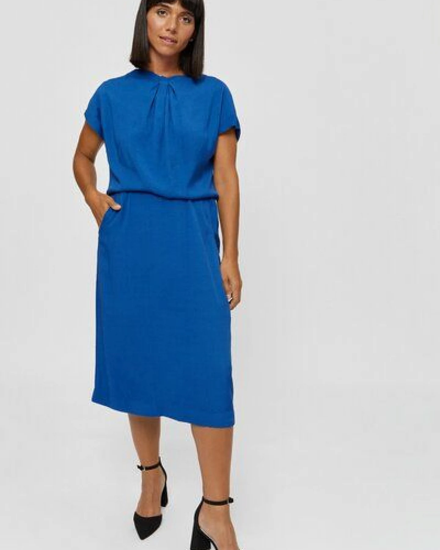 AYANI Amy | Midikleid mit Bleistiftrock und Ausschnittdetail – Ansicht 2