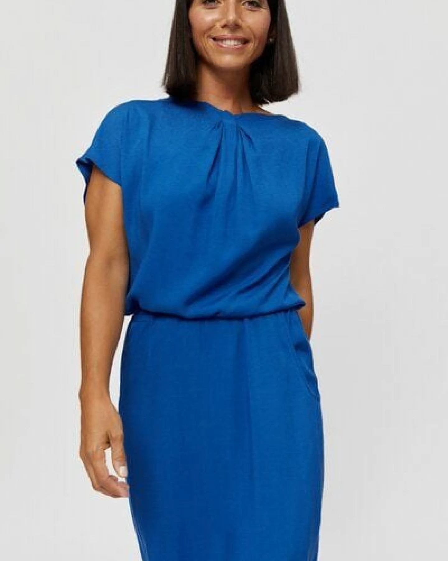 AYANI Amy | Midikleid mit Bleistiftrock und Ausschnittdetail – Ansicht 4