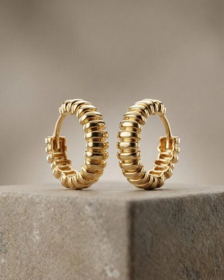 noca Gerippte "Croissant" Huggies – Shrimp Style Minimalistischer Schmuck -14k Vergoldet & Handgefertigt