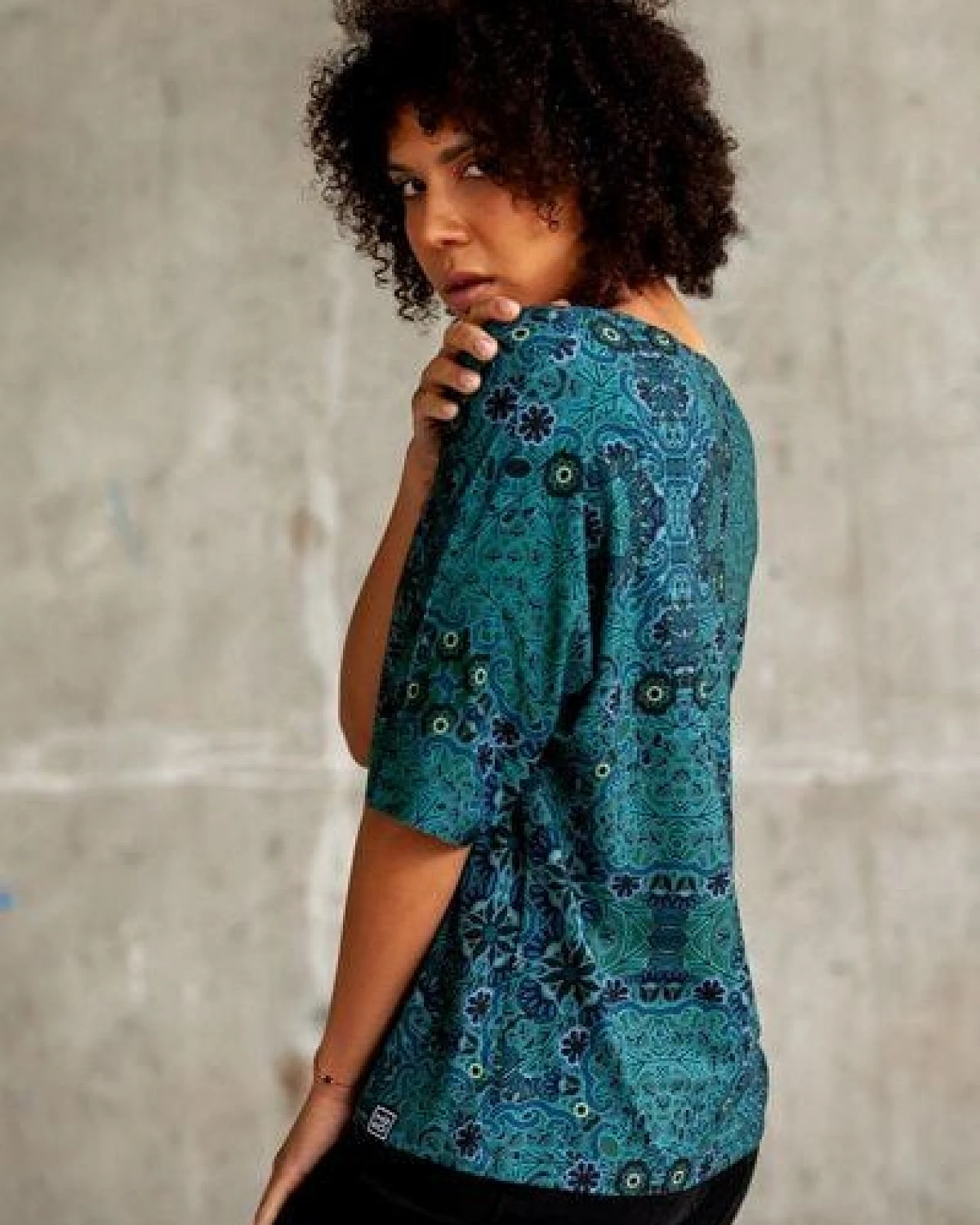 KOKOworld Bluse Soso Be My Valentine Damen – Oversize T-Shirt mit V-Ausschnitt & Ellbogenärmel – aus nachhaltiger Viskose – perfekt für Yoga, Pilates & Alltag – fair in der EU produziert – Ansicht 3
