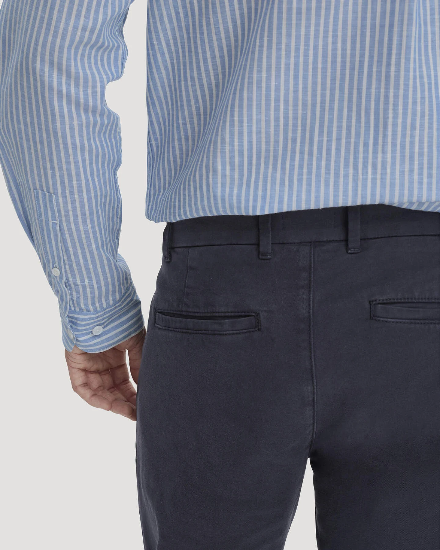 hessnatur Herren Chino LENN Regular aus Bio-Baumwolle - blau - Größe 32/34 – Ansicht 3