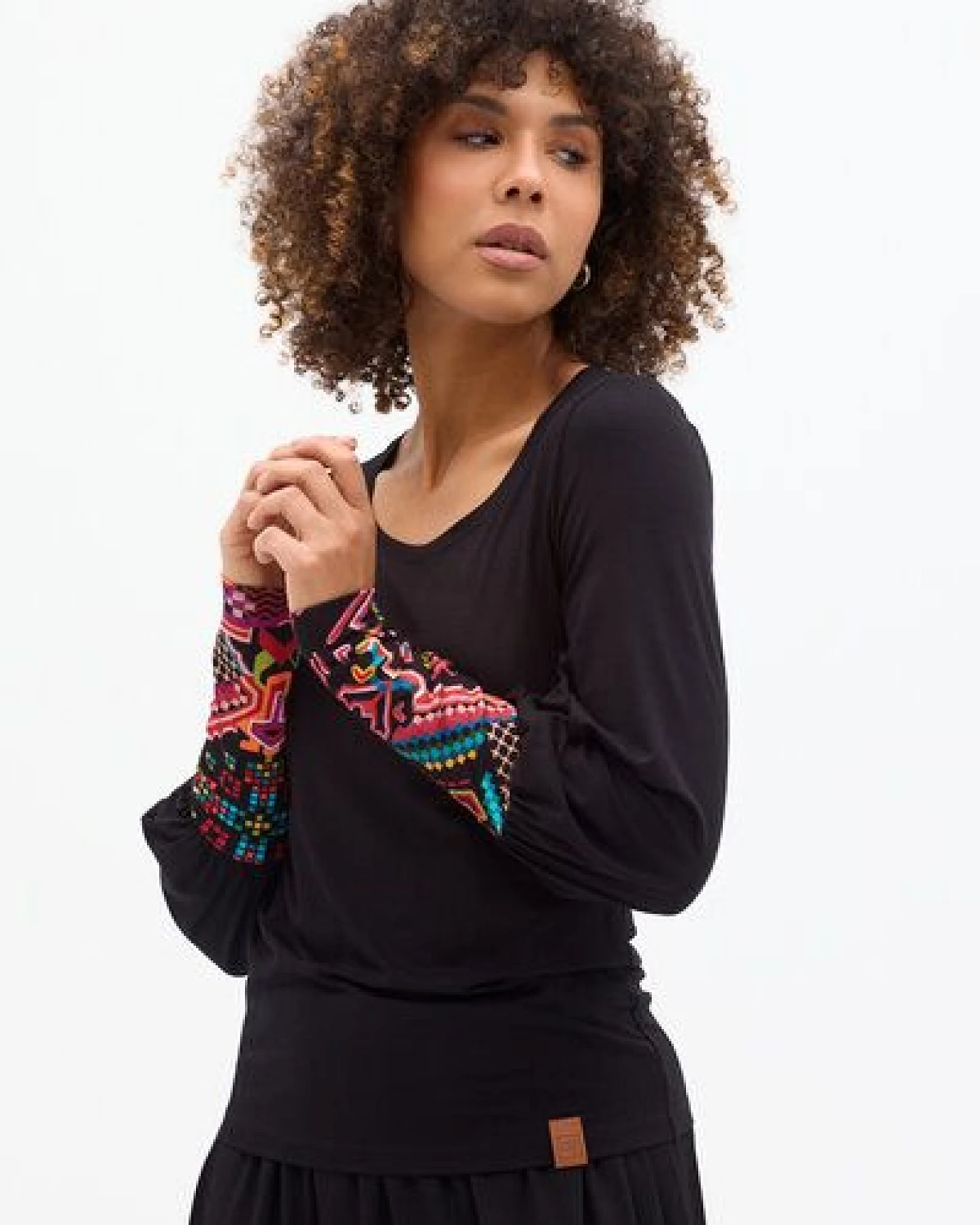 KOKOworld Bluse Guna Damen – Viskose EcoVero mit Elasthan – eleganter Look mit gepufften Ärmeln & Print-Manschetten – nachhaltig & fair in EU produziert – perfekt für Alltag & Yoga – Ansicht 2