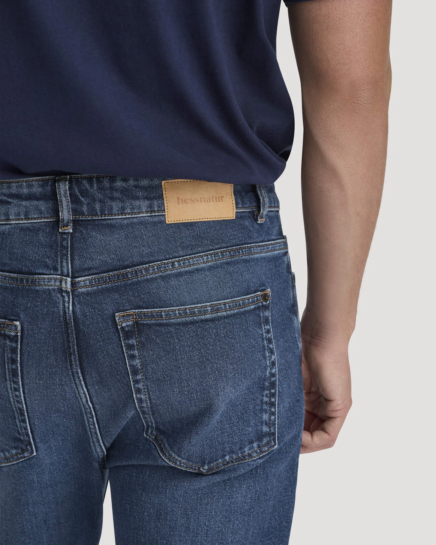 hessnatur Herren Jeans MADS Relaxed Tapered aus Bio-Denim - blau - Größe 32/32 – Ansicht 3