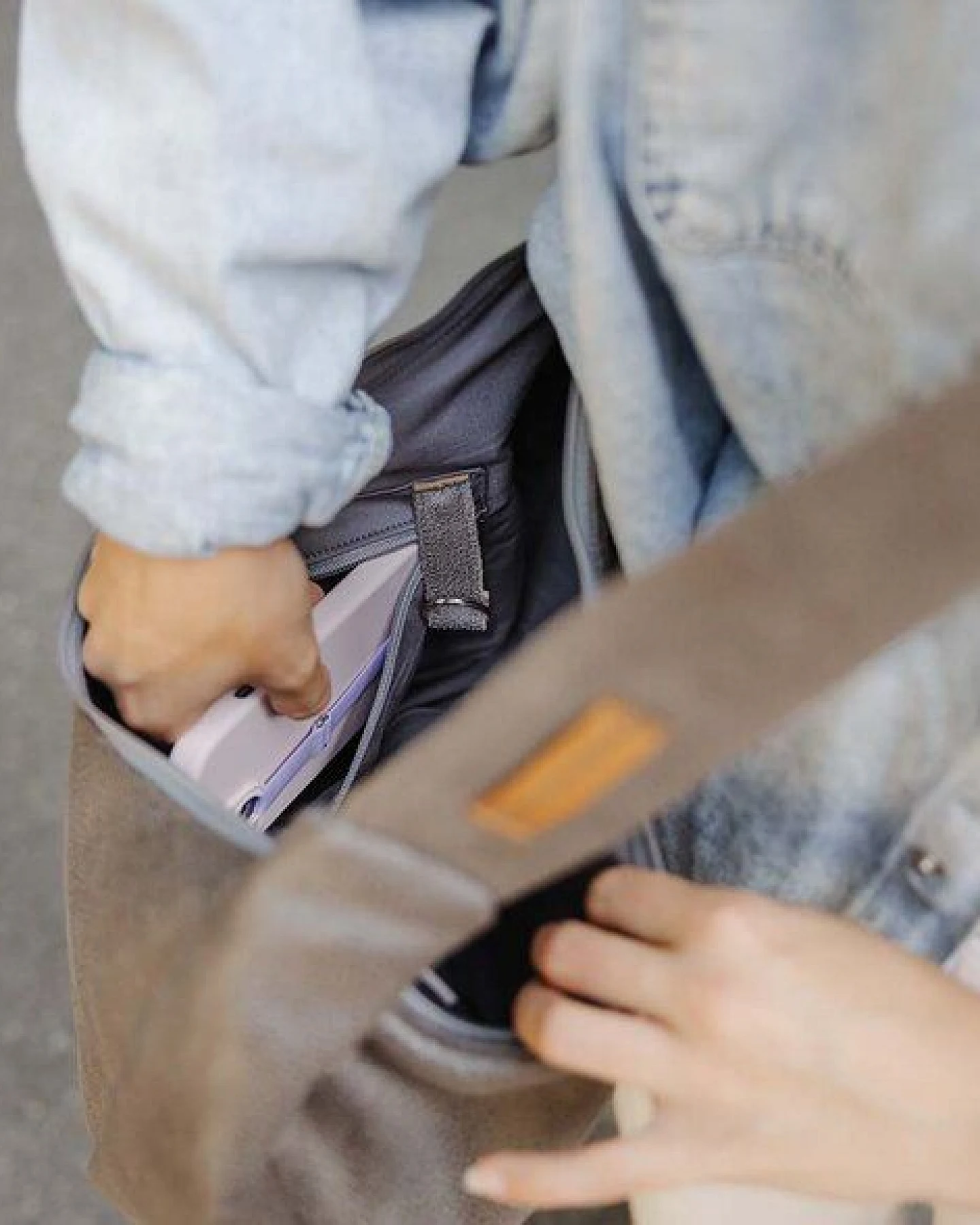 BOWLEANIES TASCHEN Moon Bag XXL aus Lederfaserstoff – Ansicht 2