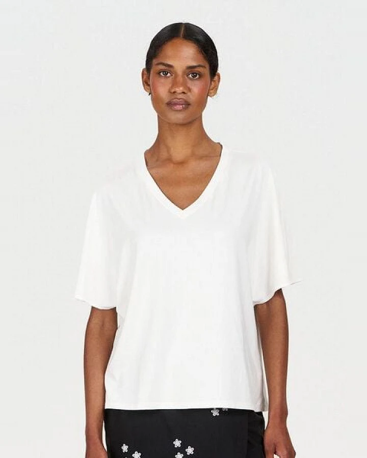 Komodo Modal T-Shirt Modell: Dhalia mit V-Ausschnitt