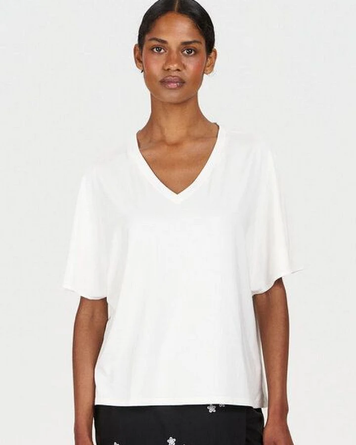 Produktseite: Komodo Modal T-Shirt Modell: Dhalia mit V-Ausschnitt