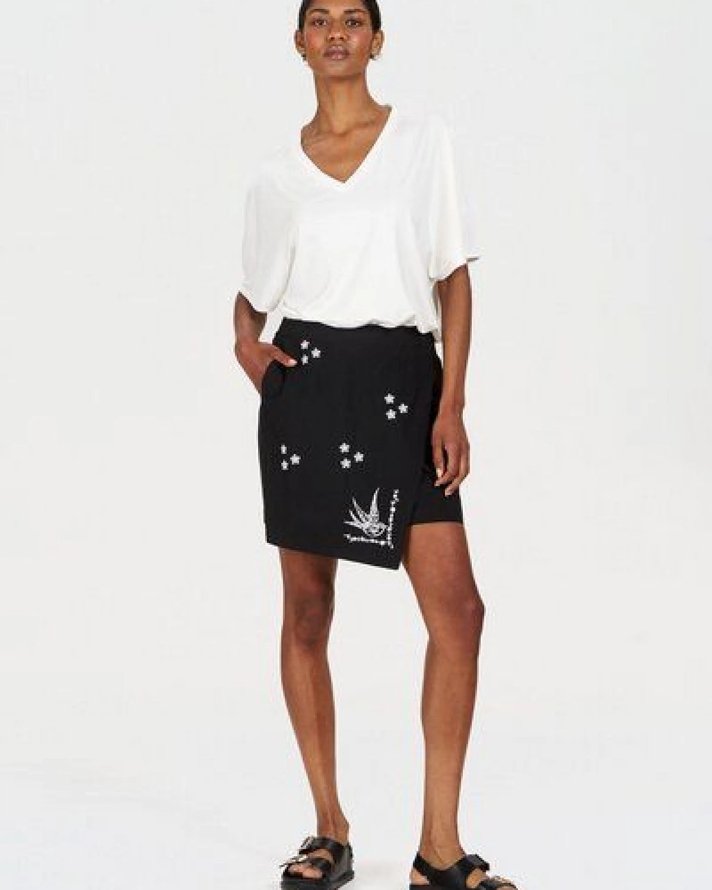 Komodo Modal T-Shirt Modell: Dhalia mit V-Ausschnitt – Ansicht 2