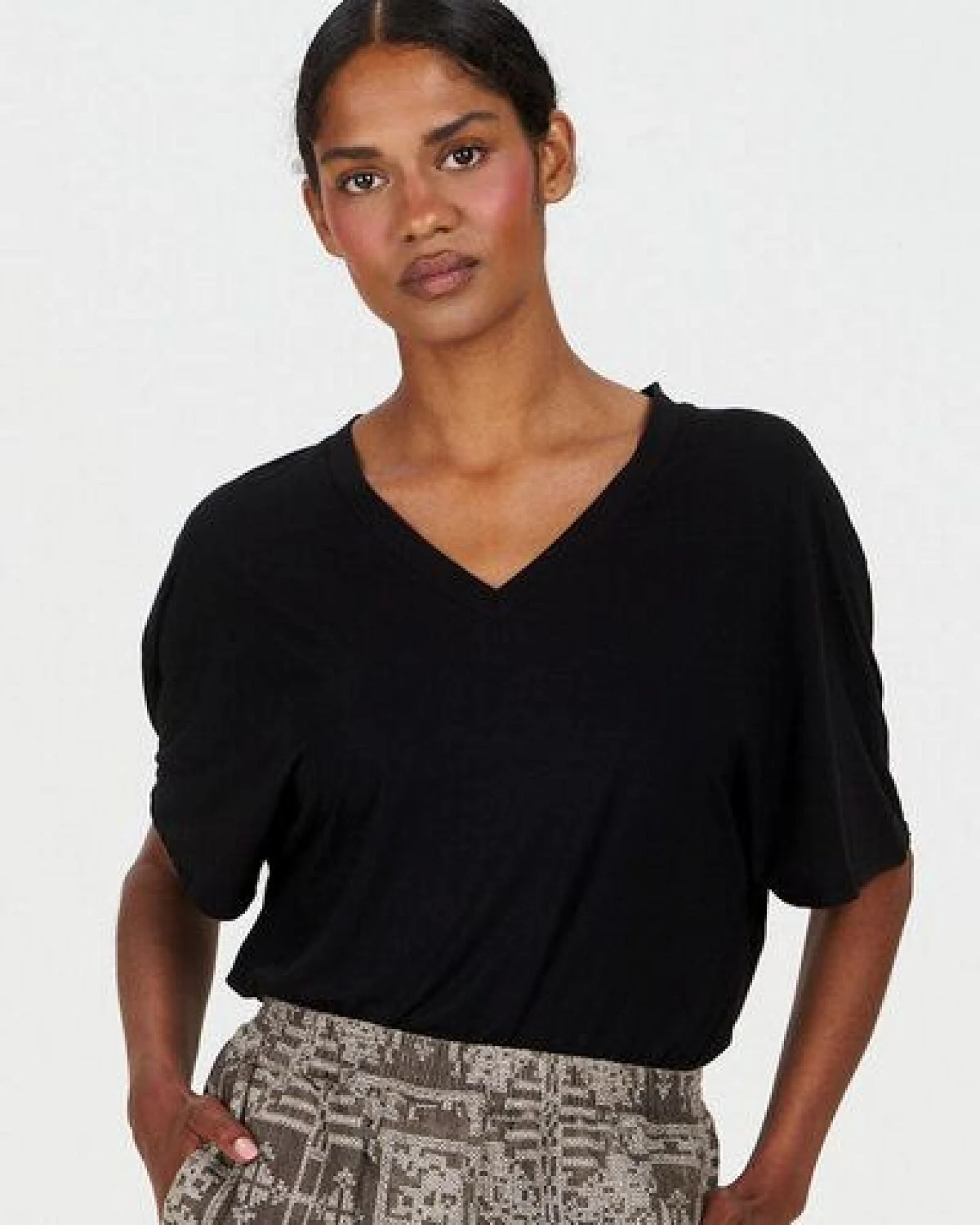 Komodo Modal T-Shirt Modell: Dhalia mit V-Ausschnitt – Ansicht 2