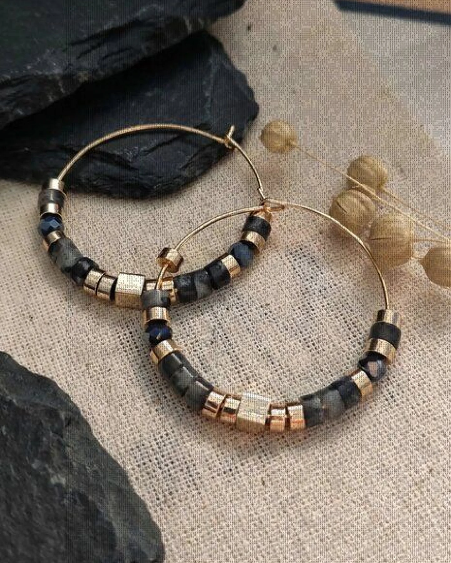 noca Boho Kreolen mit grauen Natursteinen & Geometrischen Details (35mm) – Handgefertigt & Vegan – Ansicht 2