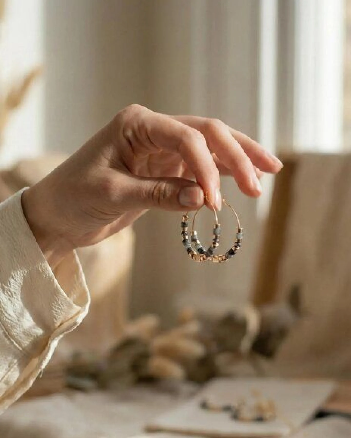 noca Boho Kreolen mit grauen Natursteinen & Geometrischen Details (35mm) – Handgefertigt & Vegan – Ansicht 4