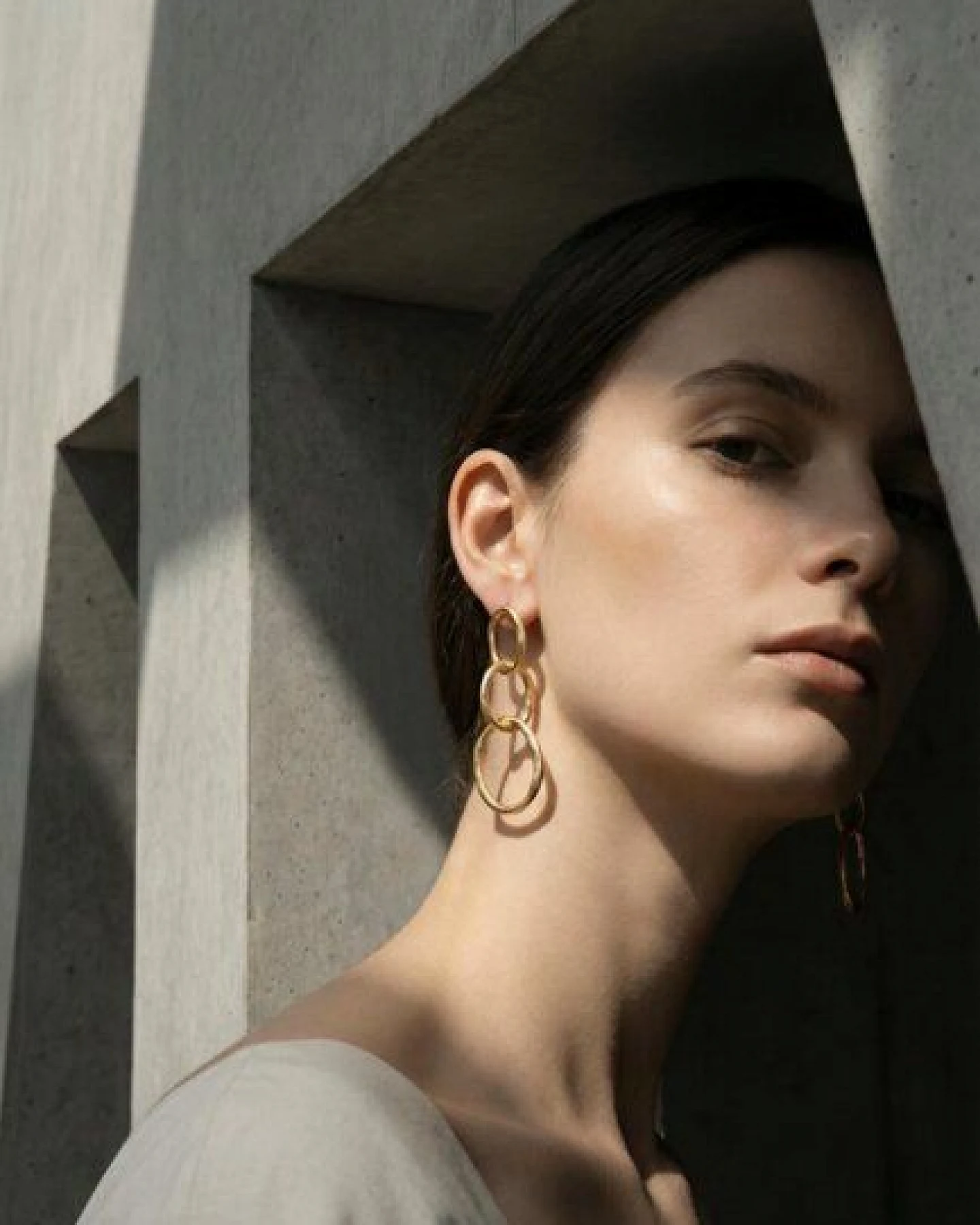 noca Große geometrische Statement-Creolen (60mm) – 14k Vergoldet – Ansicht 2