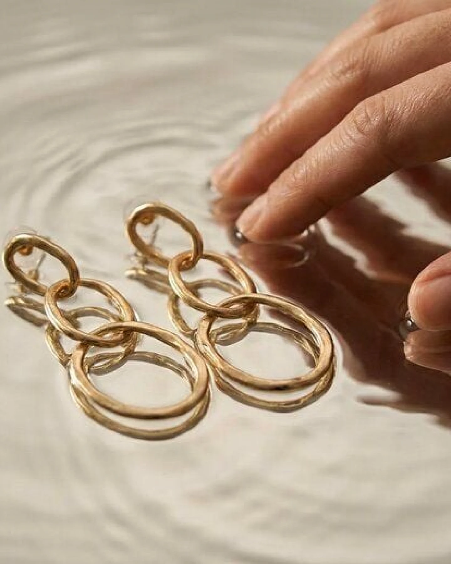 noca Große geometrische Statement-Creolen (60mm) – 14k Vergoldet – Ansicht 3