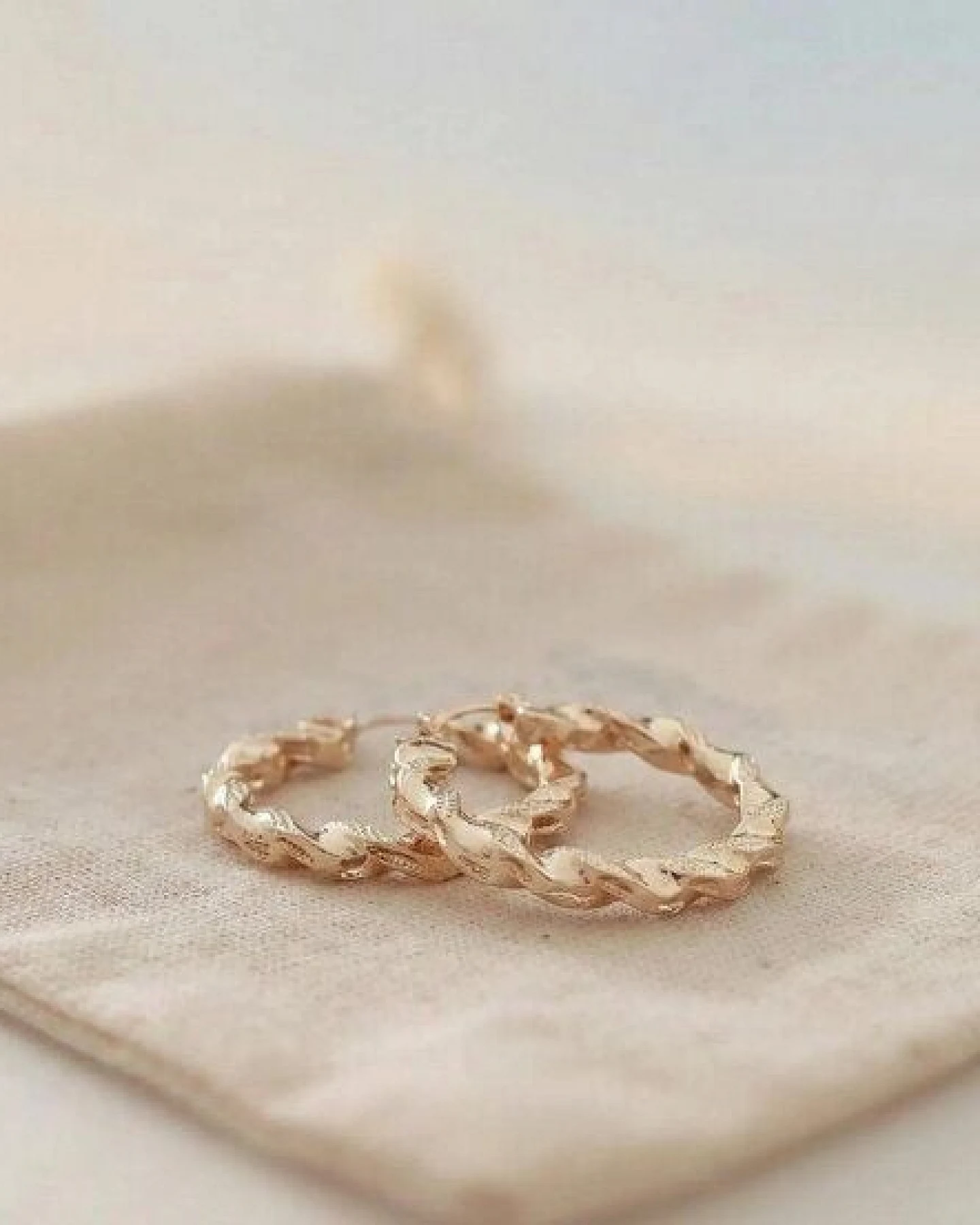 noca Gedrehte "Rope" Creolen - Chunky Hoops Gold und Leichte Statement Ohrringe- – Ansicht 4