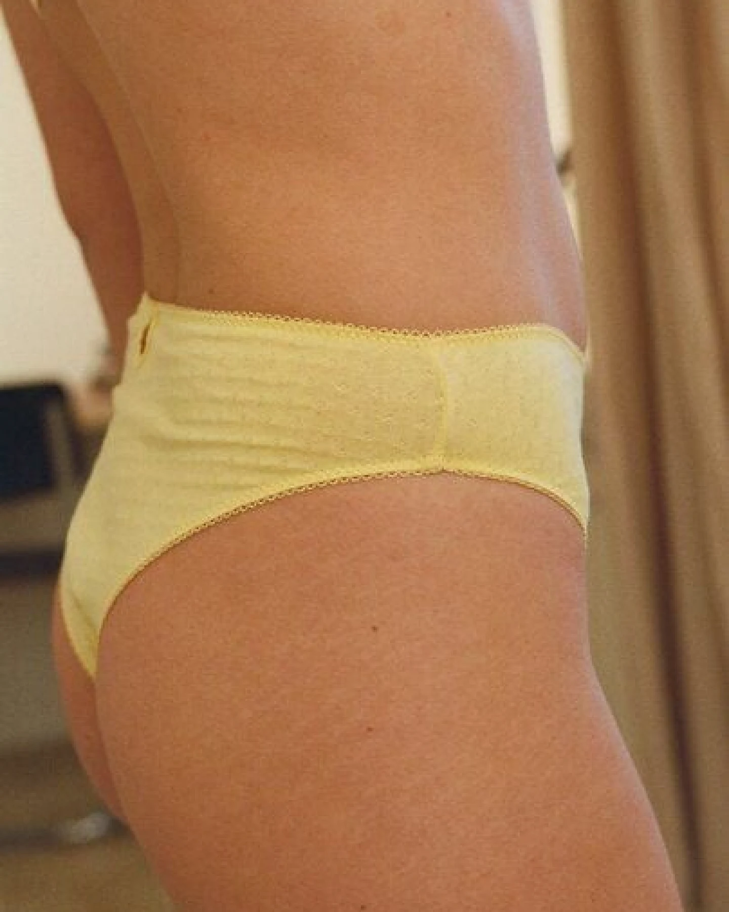 Nénés Zeitloser Slip mit hoher Taille – Gelb – Ansicht 4