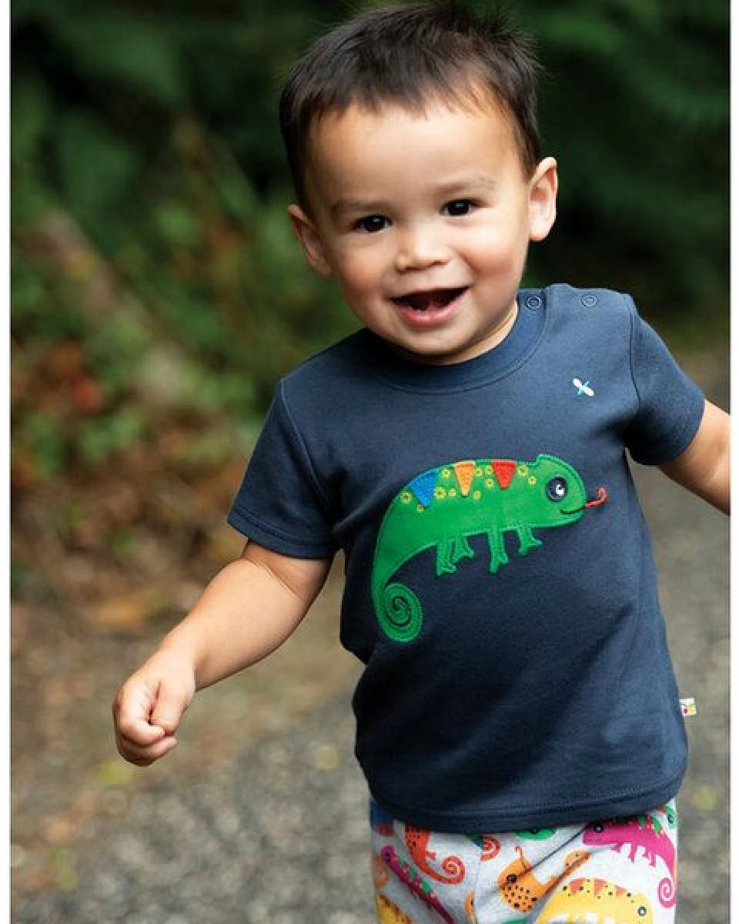 Frugi T-Shirt Chamäleon Applikation auf Vorder- und Rückseite – Ansicht 2