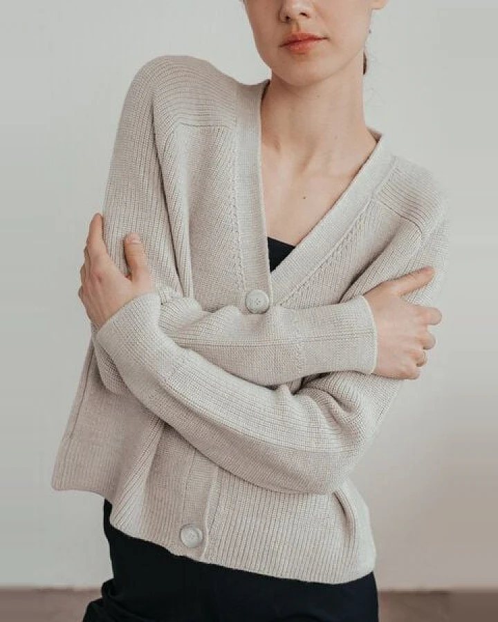 Sonho Stories Leicht verkürzte Strickjacke aus Wolle (Merino) hellgrau