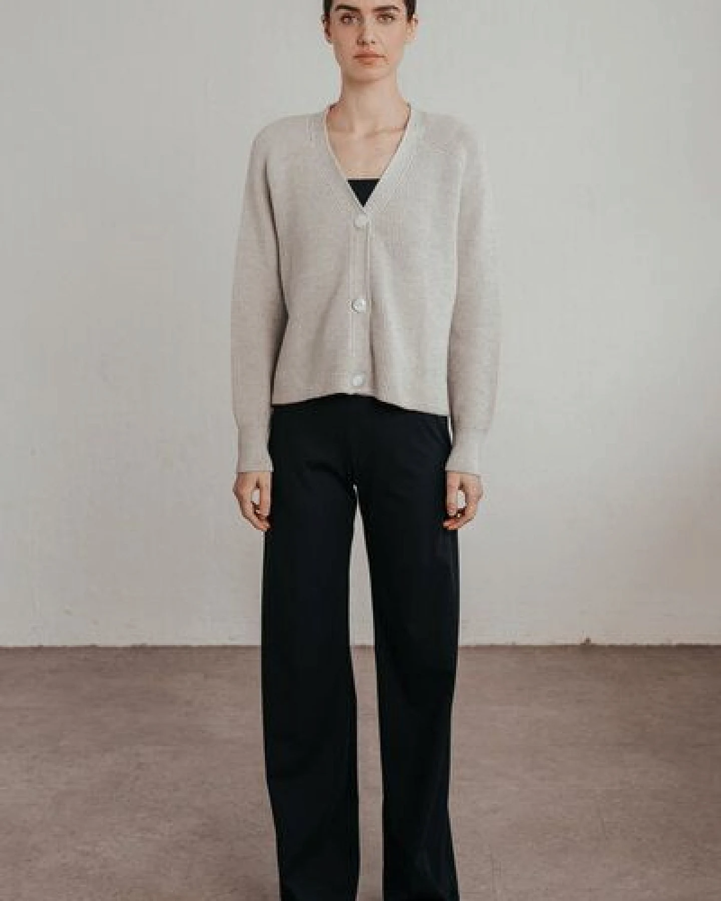 Sonho Stories Leicht verkürzte Strickjacke aus Wolle (Merino) hellgrau – Ansicht 2