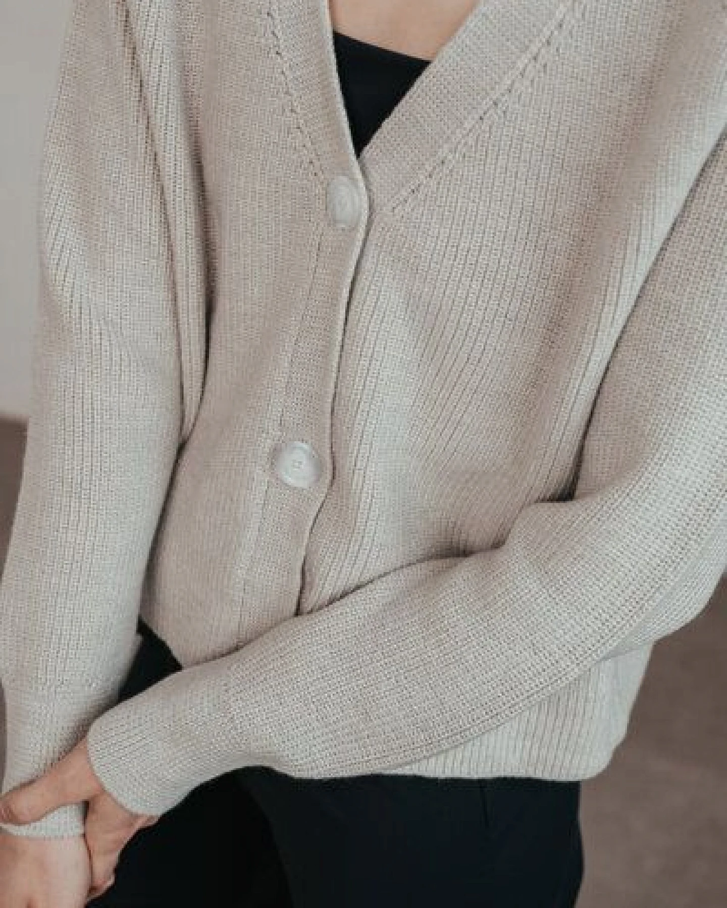 Sonho Stories Leicht verkürzte Strickjacke aus Wolle (Merino) hellgrau – Ansicht 3