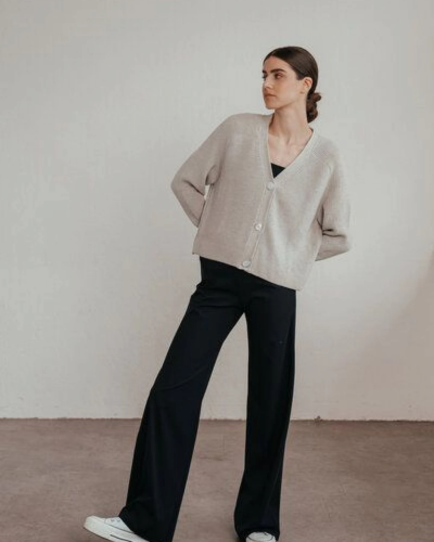 Sonho Stories Leicht verkürzte Strickjacke aus Wolle (Merino) hellgrau – Ansicht 4
