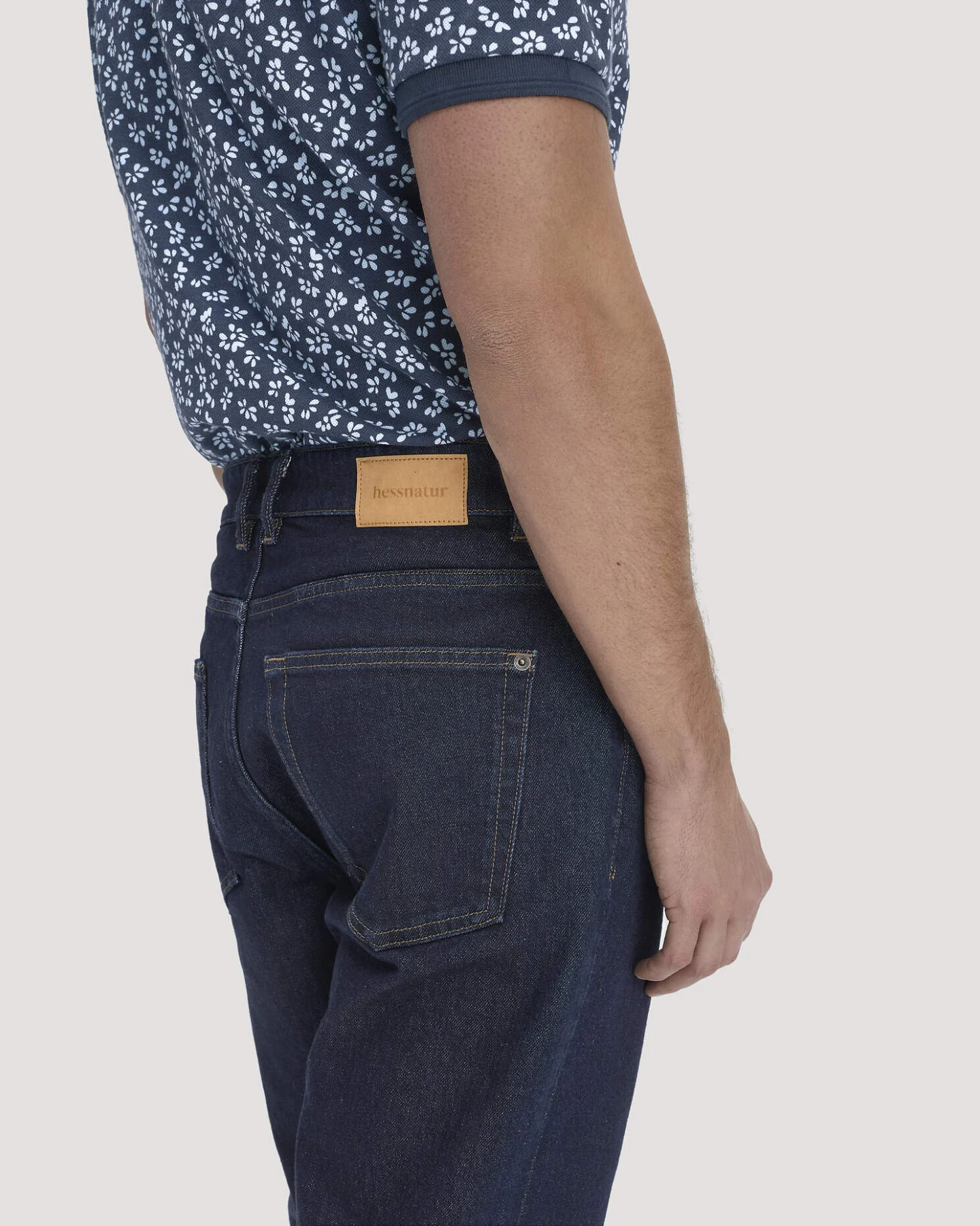 hessnatur Herren Jeans MADS Relaxed Tapered aus Bio-Denim - blau - Größe 30/32 – Ansicht 3