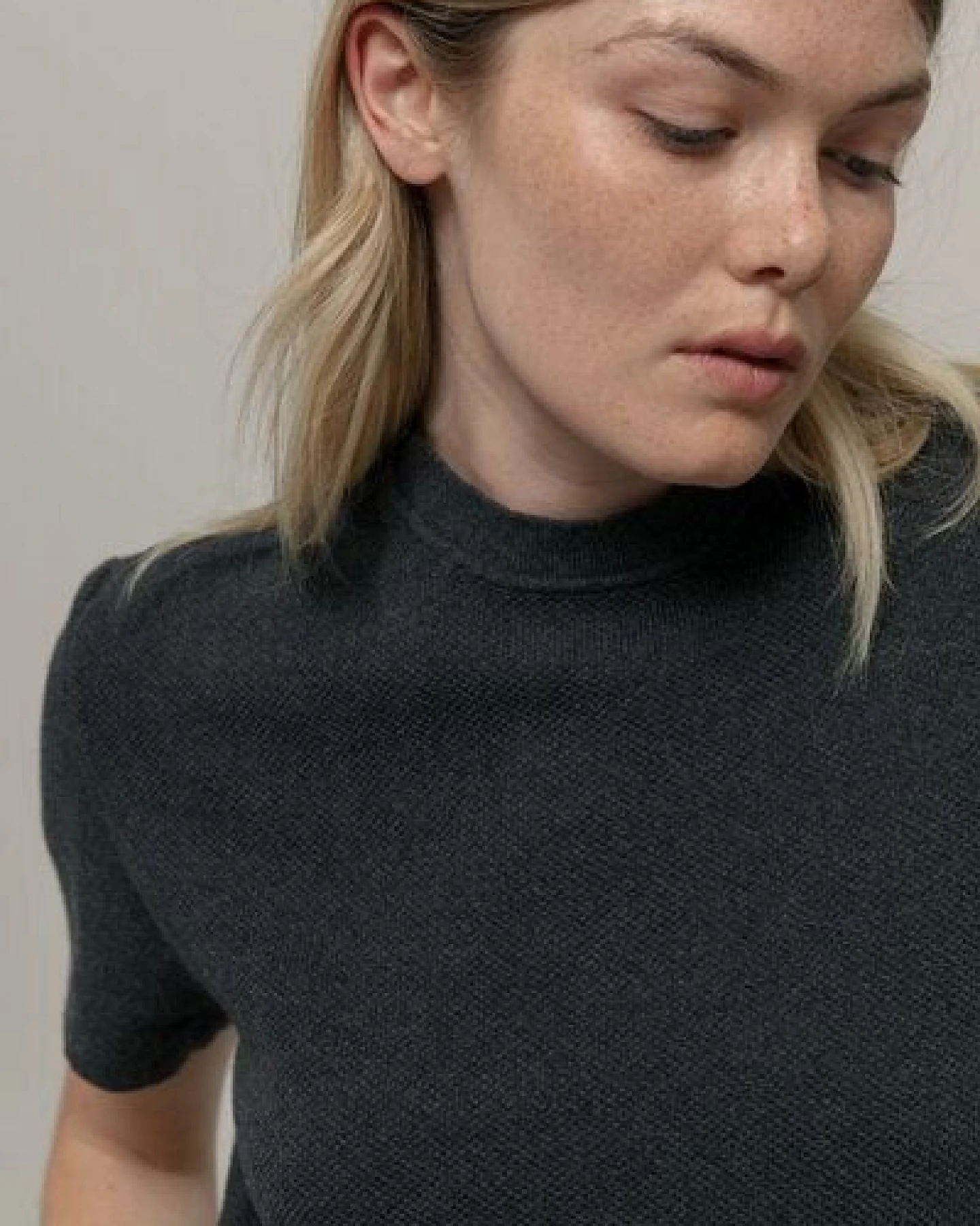 Rifò - Circular Fashion Made in Italy Carlotta Kurzarm-Pulllover aus recykelter und Bio-Baumwolle – Ansicht 2