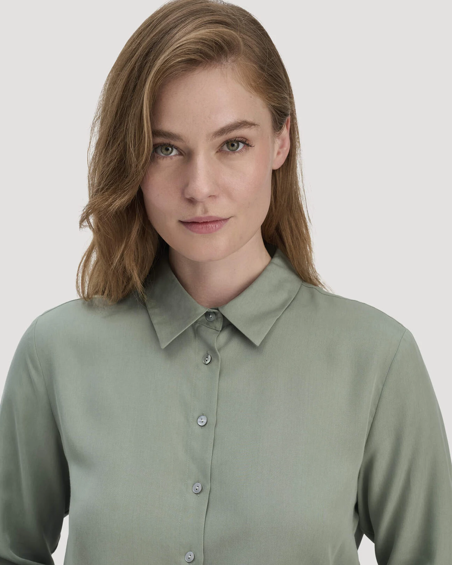 hessnatur Damen Bluse Relaxed aus TENCEL™ Lyocell - grün - Größe 44 – Ansicht 4