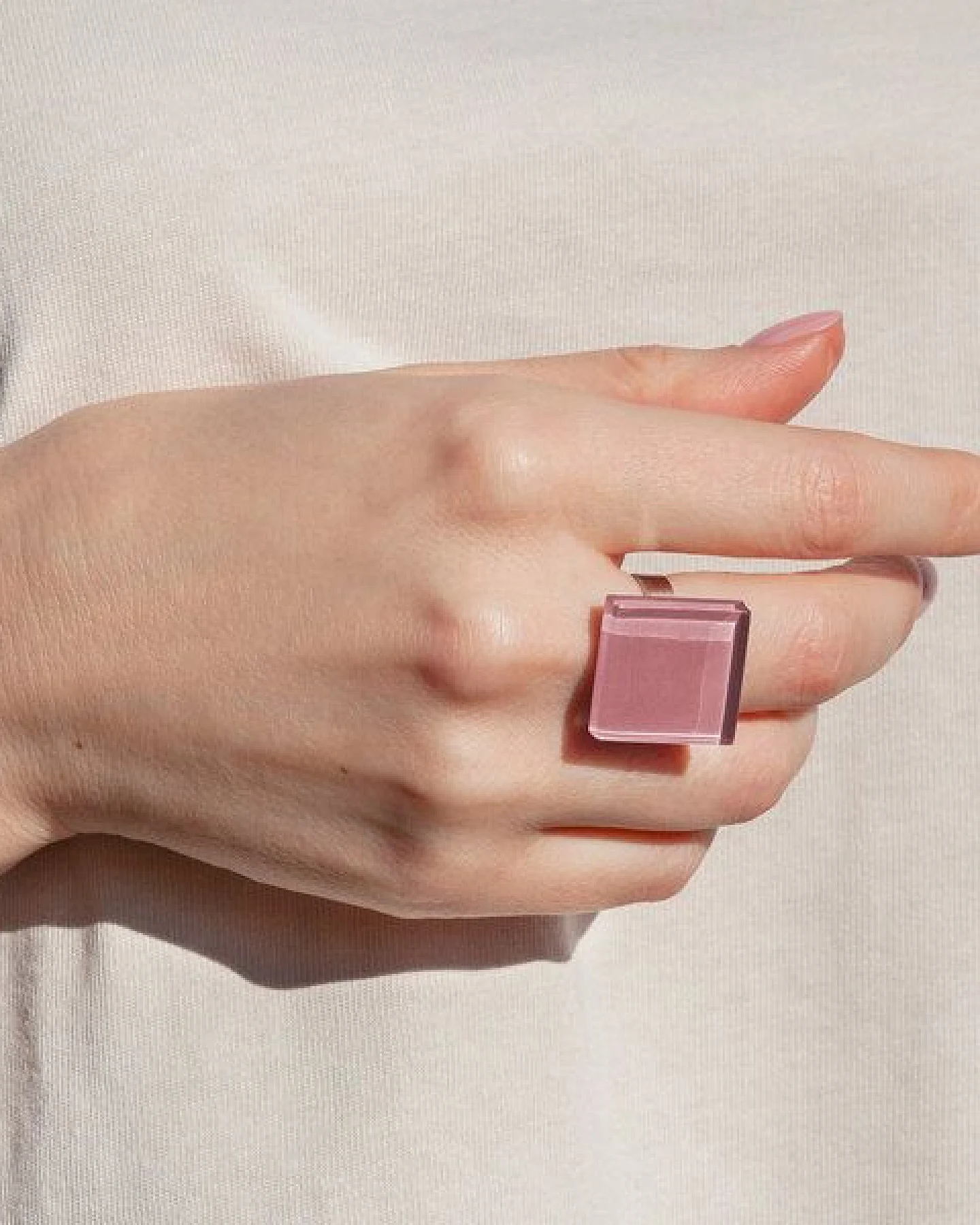 ALEXASCHA Geometrischer Statement Ring aus Glas – Ansicht 2