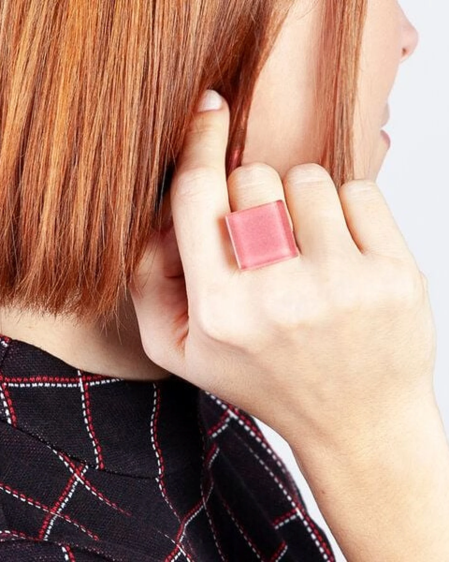 ALEXASCHA Geometrischer Statement Ring aus Glas – Ansicht 3