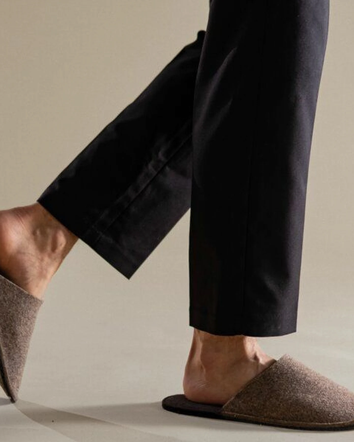 easy and green Gästehausschuhe Filz mit Anti-Rutsch Sohle Hausschuhe für Gäste aus weichem Wollfilz - Gästepantoffeln Guest slippers (EU 38-44) – Ansicht 4