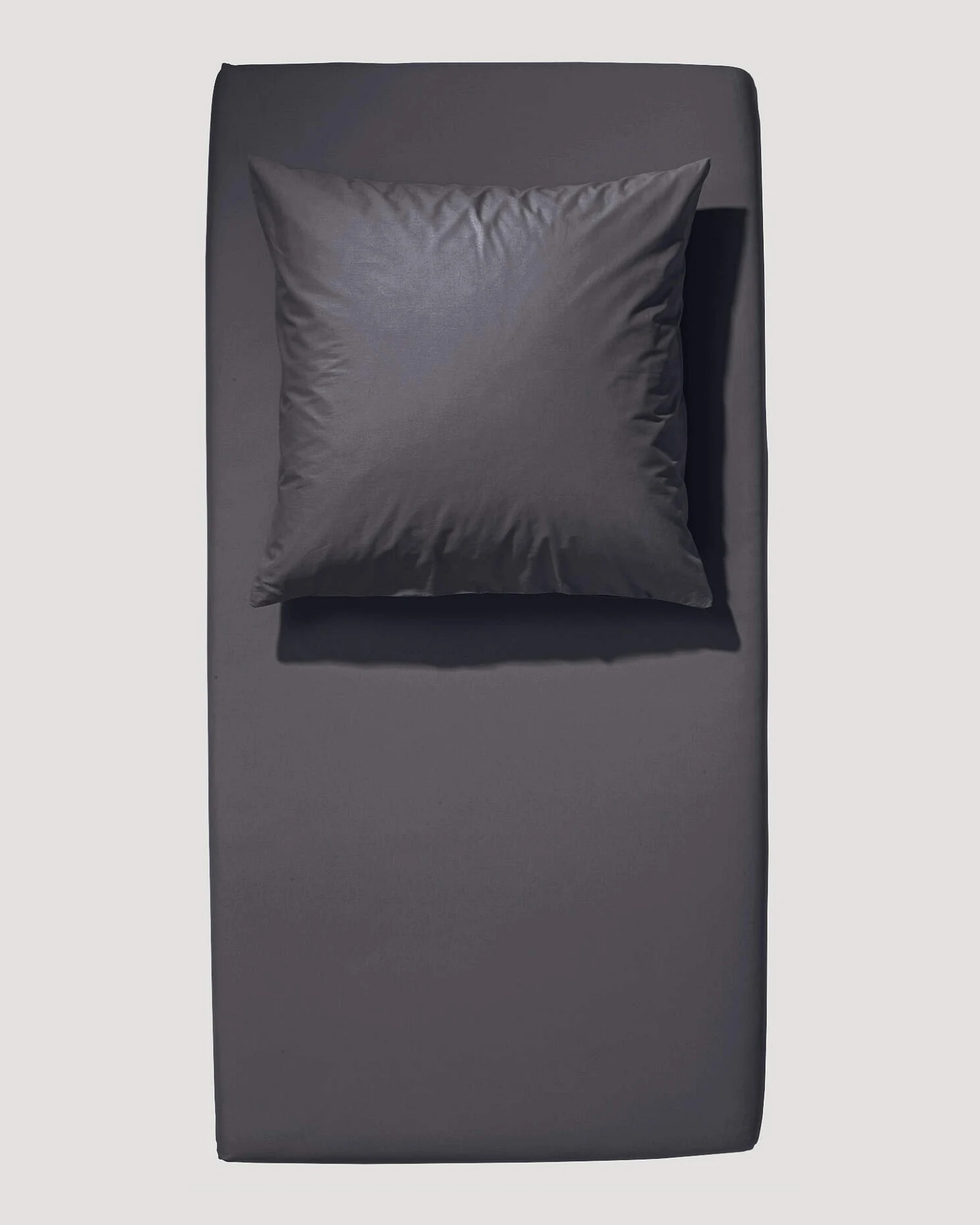 hessnatur Jersey Spannbettlaken aus Bio-Baumwolle - grau - Größe 90-100x200 cm – Ansicht 2