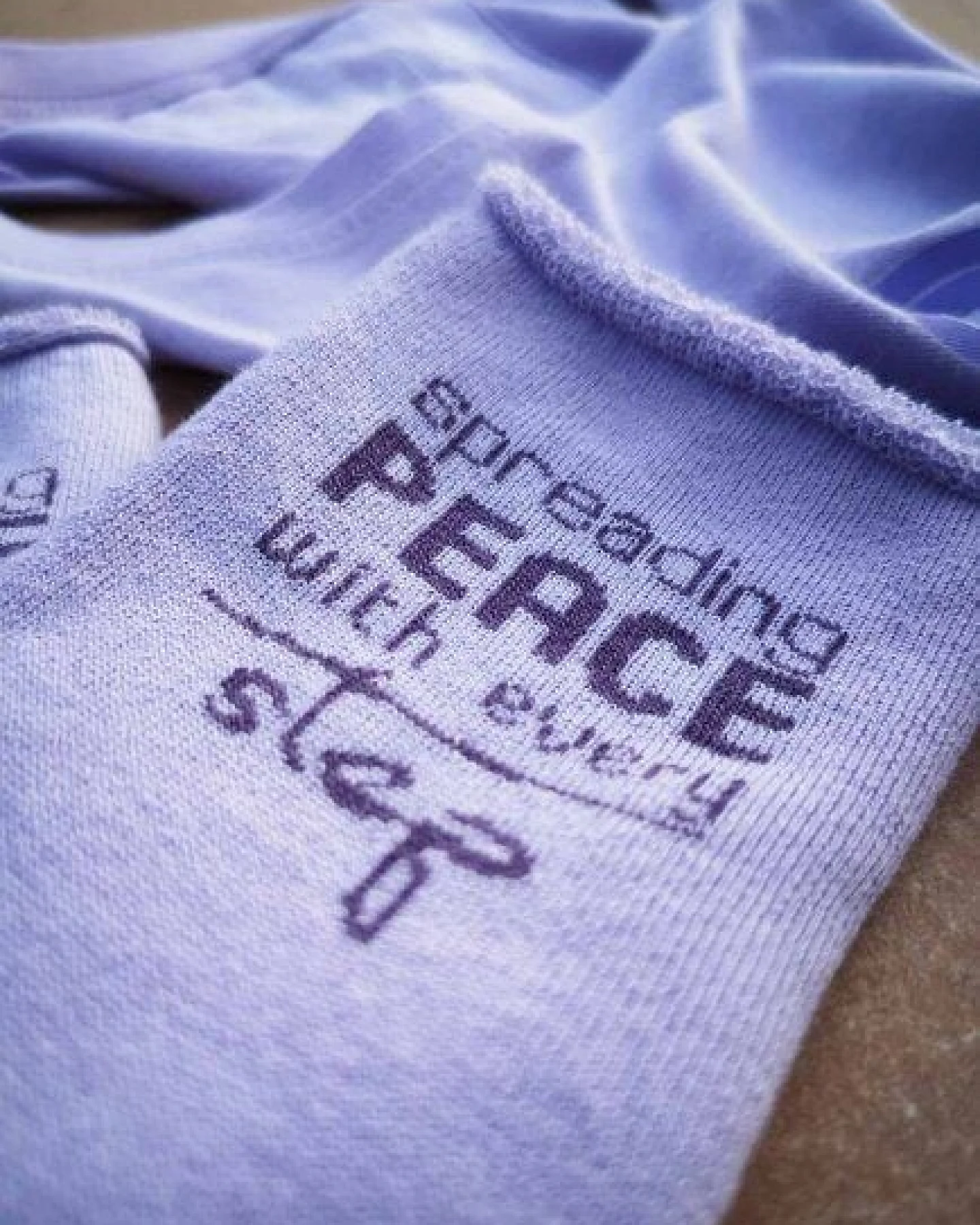 SPARKLES OF LIGHT SPREADING PEACE Unisex Plüschsocken aus Biobaumwolle – Ansicht 3