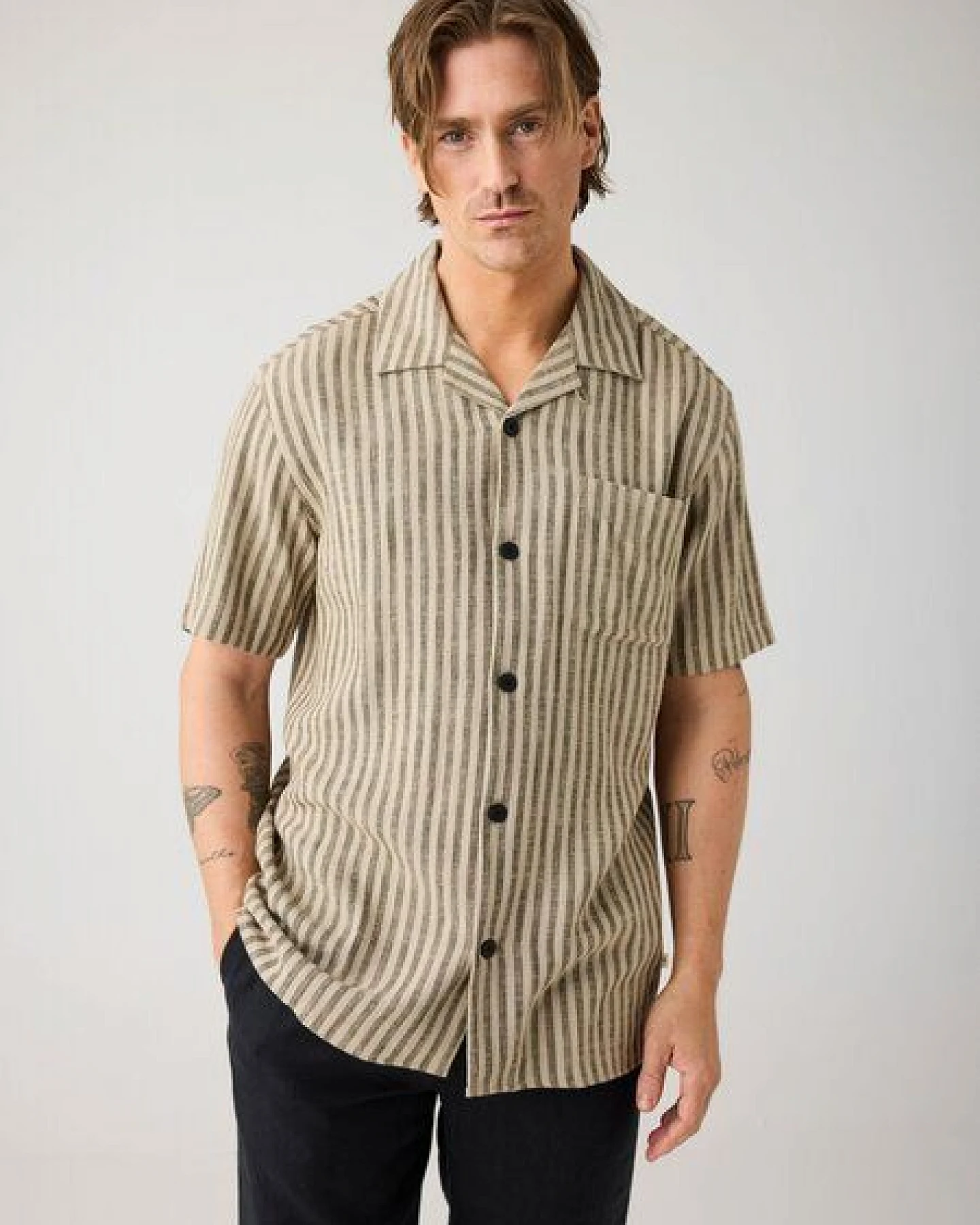 KnowledgeCotton Apparel Lockeres Kurzarmhemd aus Ecovero und Leinen – Ansicht 2