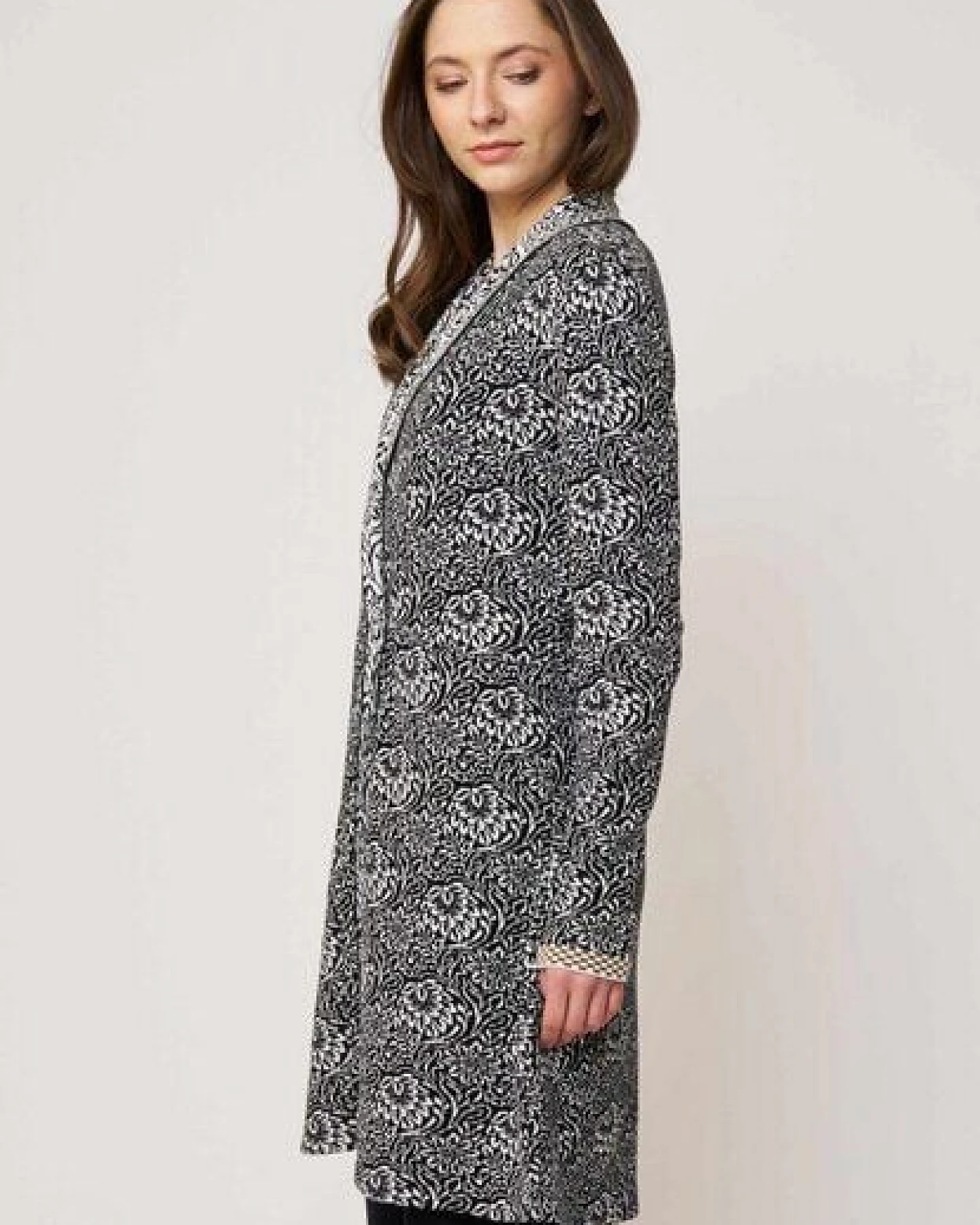 LANA Organic knielange Strickjacke - Jaquardmuster für Damen, Modell Jolina lang – Ansicht 4