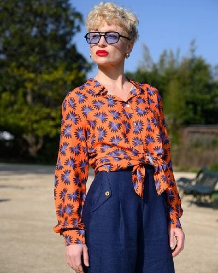 Nevice Orangefarbenes Hemd mit Blumenmuster