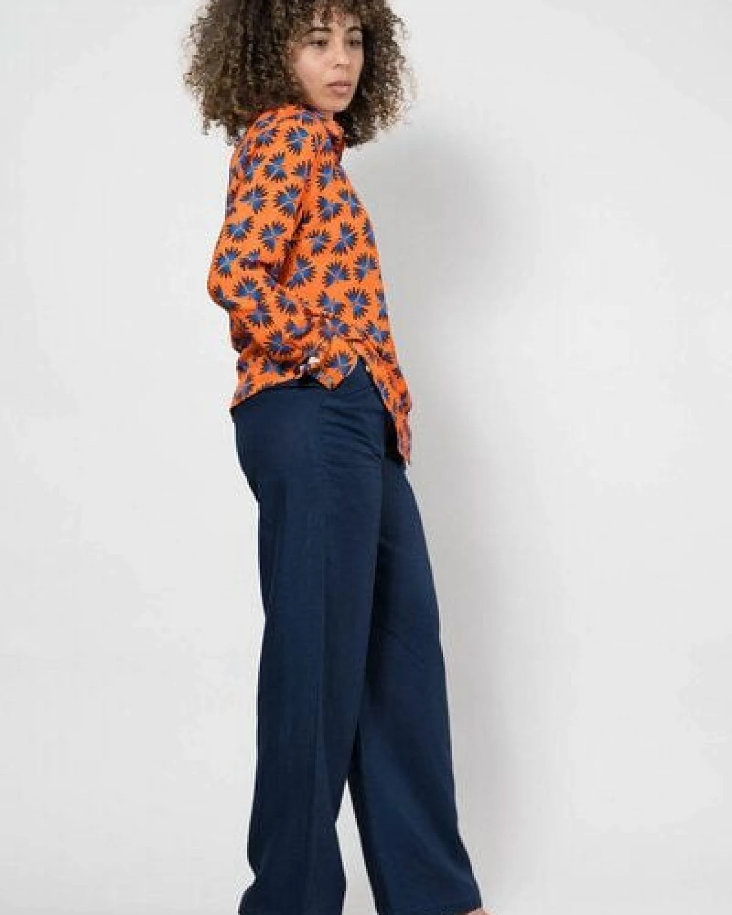 Nevice Orangefarbenes Hemd mit Blumenmuster – Ansicht 3