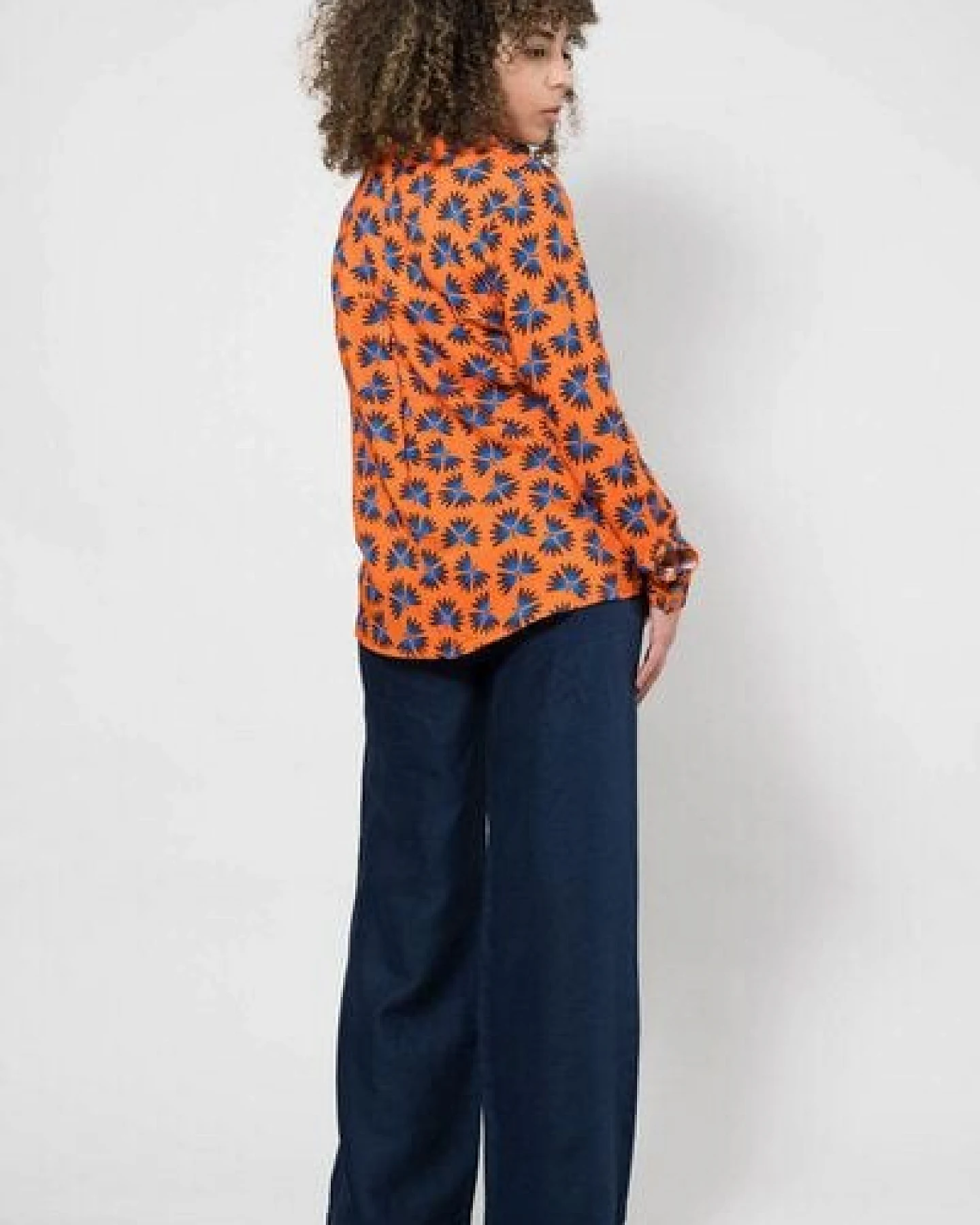 Nevice Orangefarbenes Hemd mit Blumenmuster – Ansicht 4