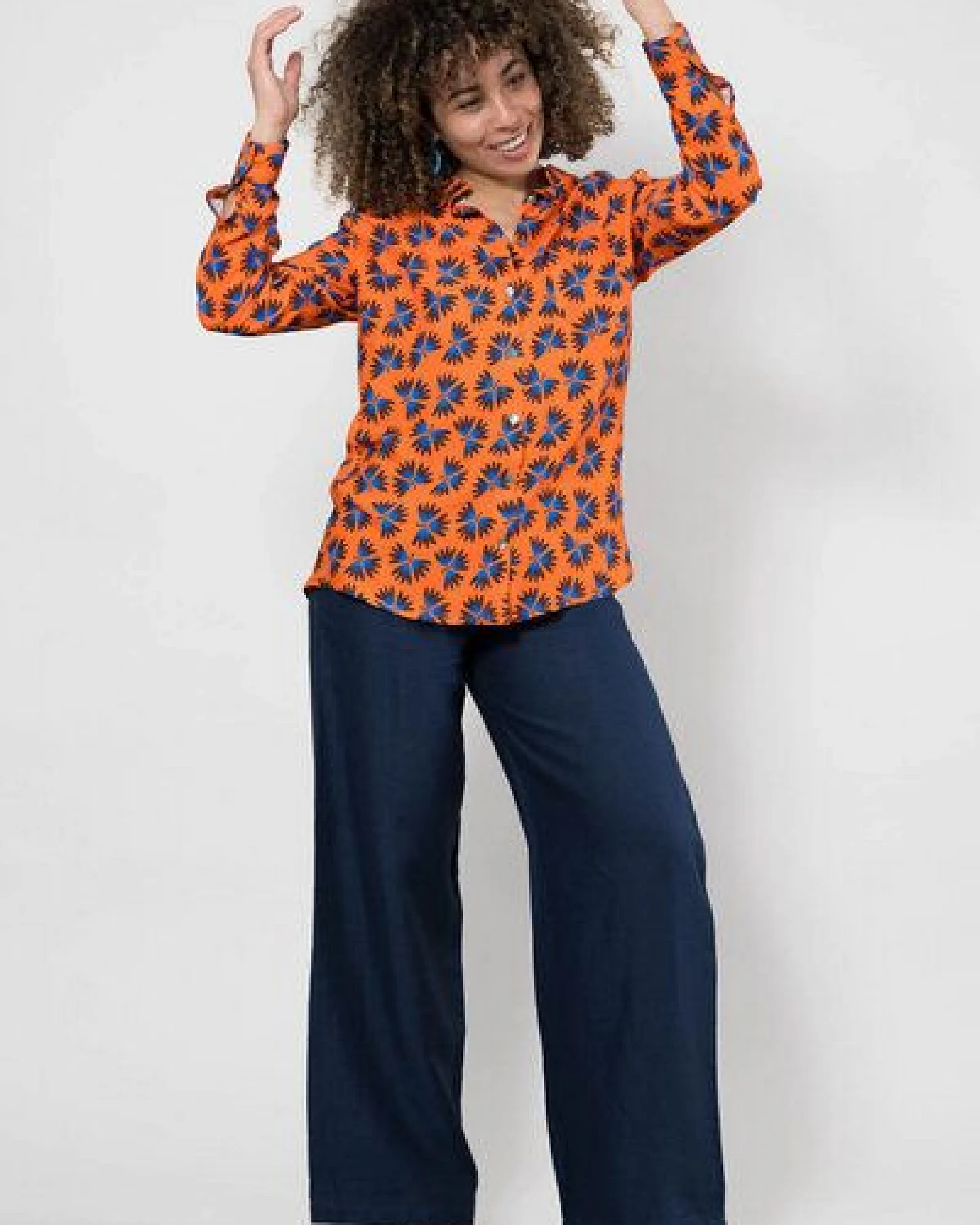 Nevice Orangefarbenes Hemd mit Blumenmuster – Ansicht 2