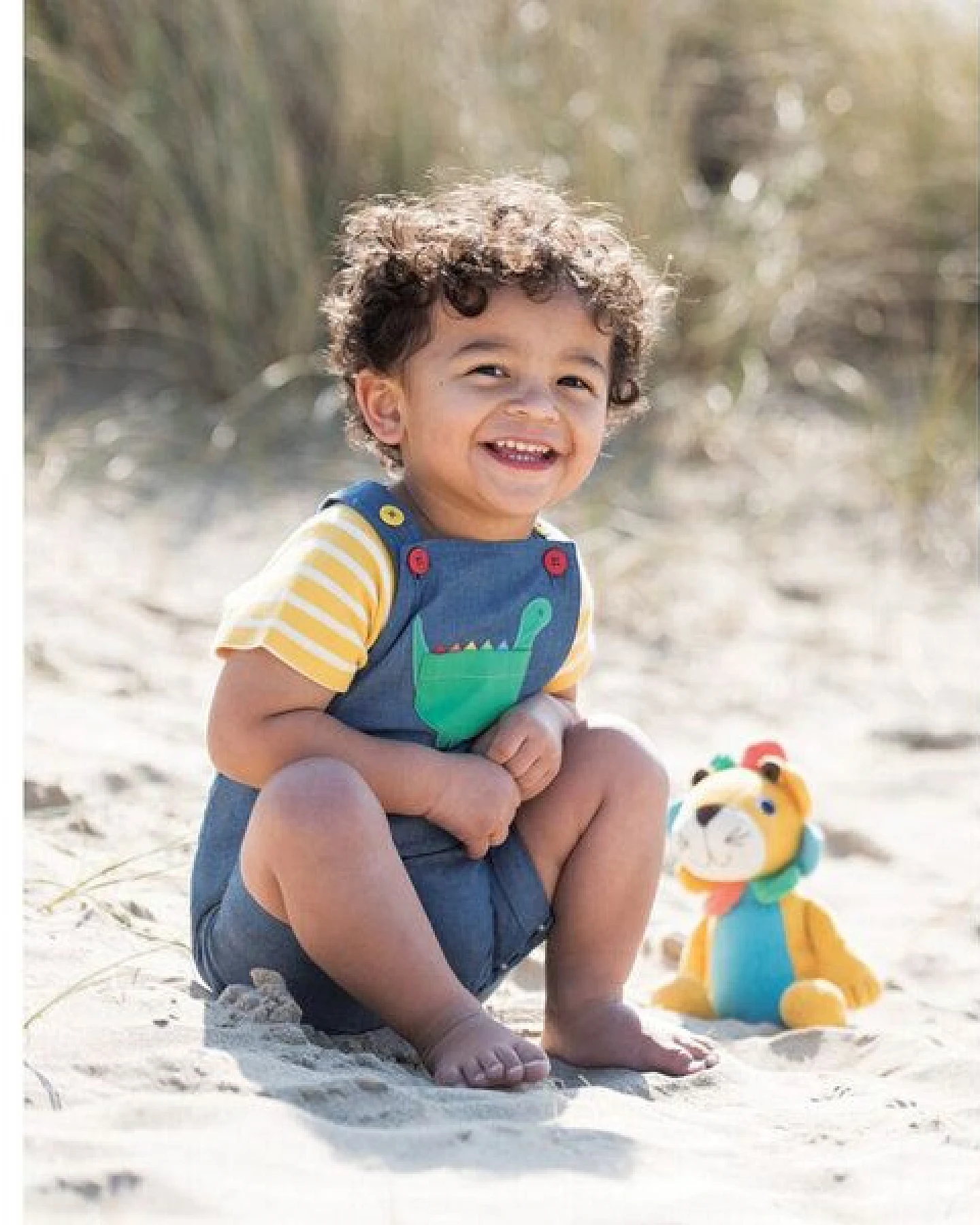 Frugi Latzhose mit Dinosaurier in jeansblau Sommerhose – Ansicht 2