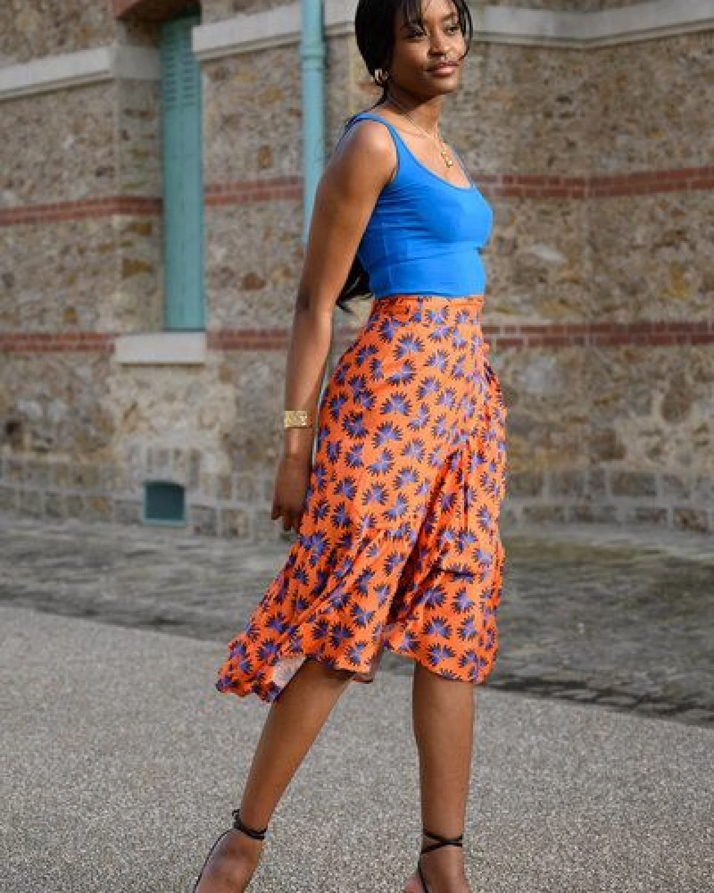 Nevice Wickelrock mit Blumenmuster in Orange – Ansicht 2