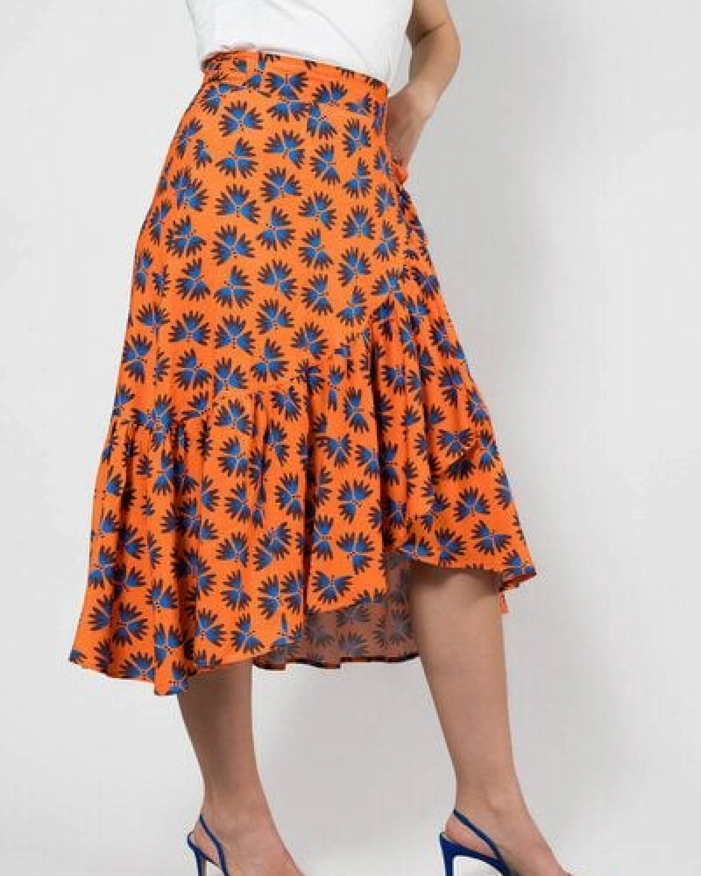 Nevice Wickelrock mit Blumenmuster in Orange – Ansicht 4