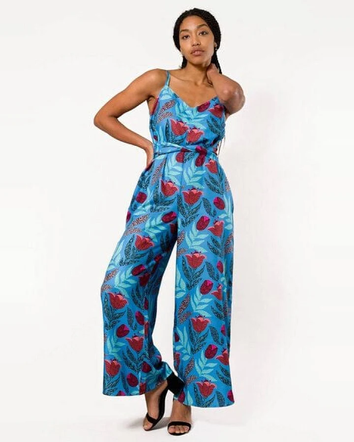 Nevice Blauer geblümter Jumpsuit