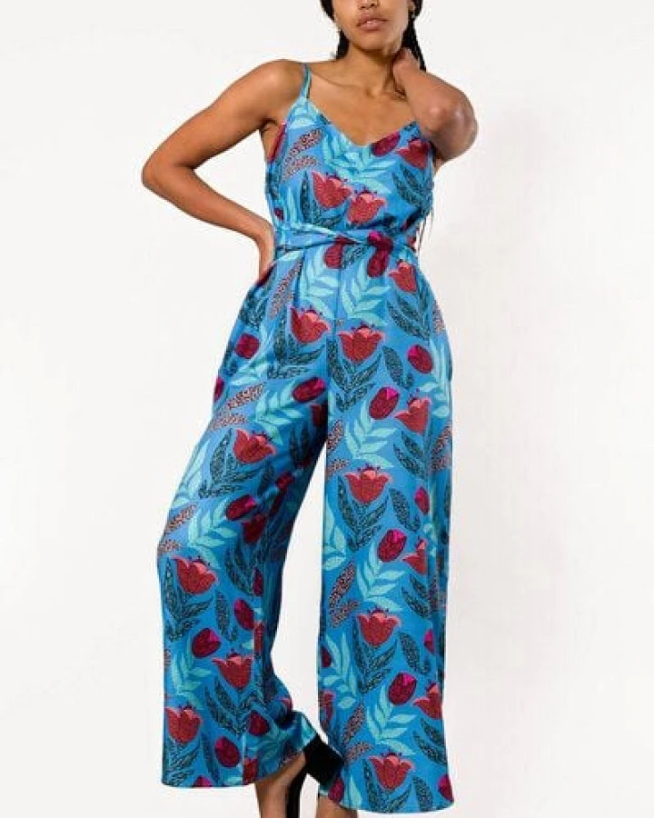 Nevice Blauer geblümter Jumpsuit