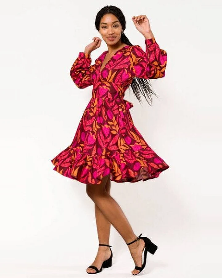 Nevice Kleid mit V-Ausschnitt und Schlag