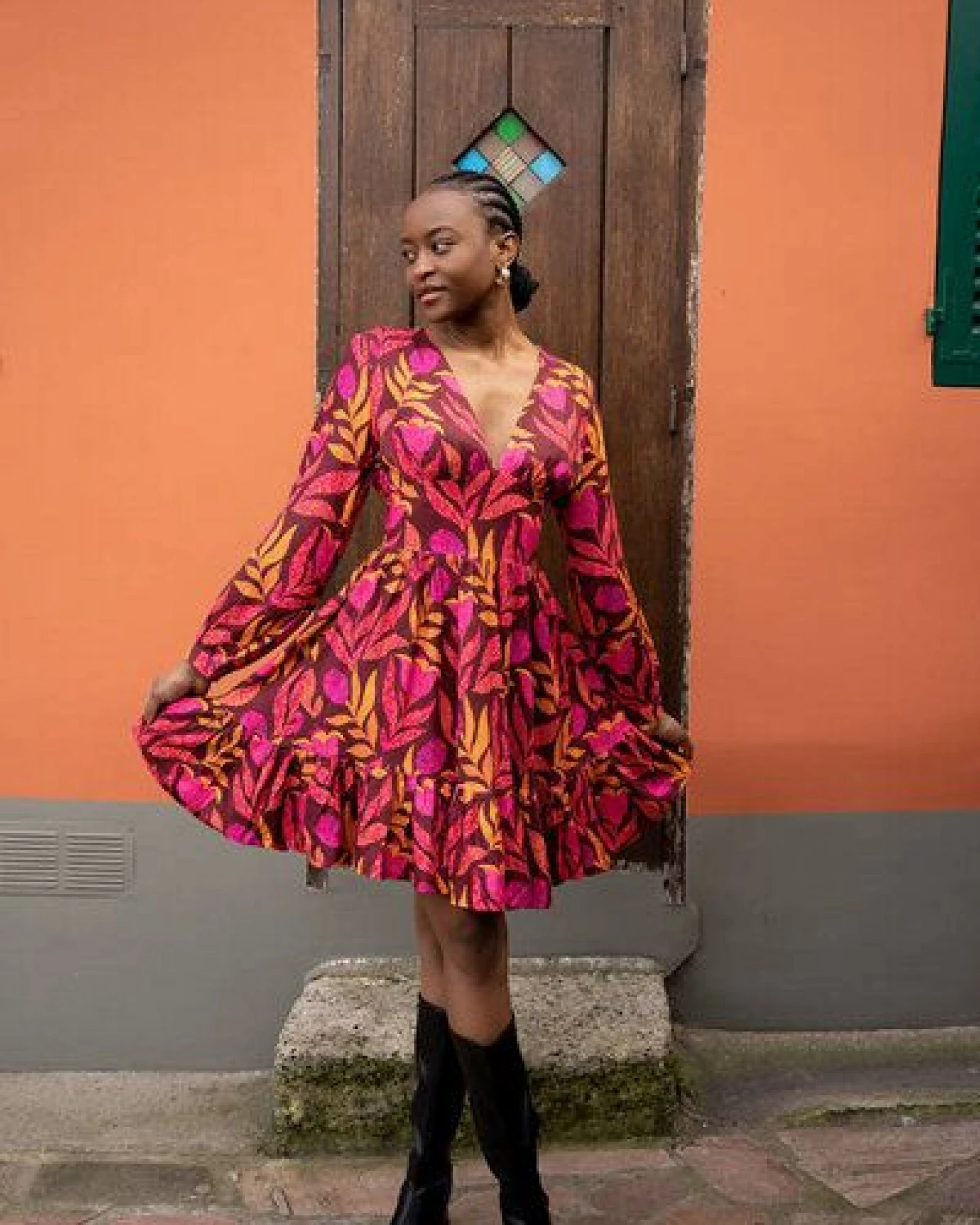 Nevice Kleid mit V-Ausschnitt und Schlag – Ansicht 2