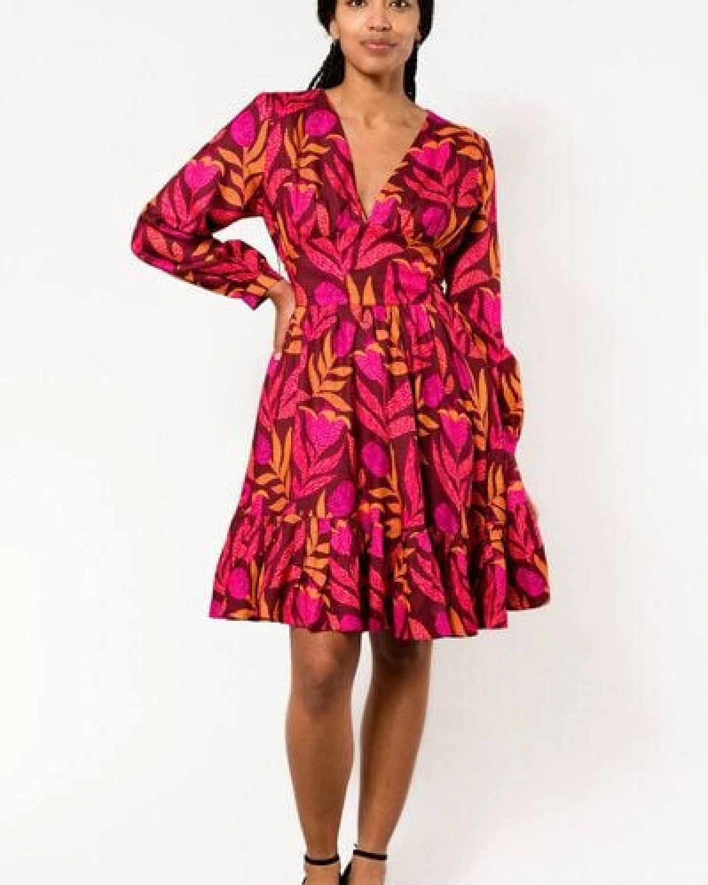 Nevice Kleid mit V-Ausschnitt und Schlag – Ansicht 3