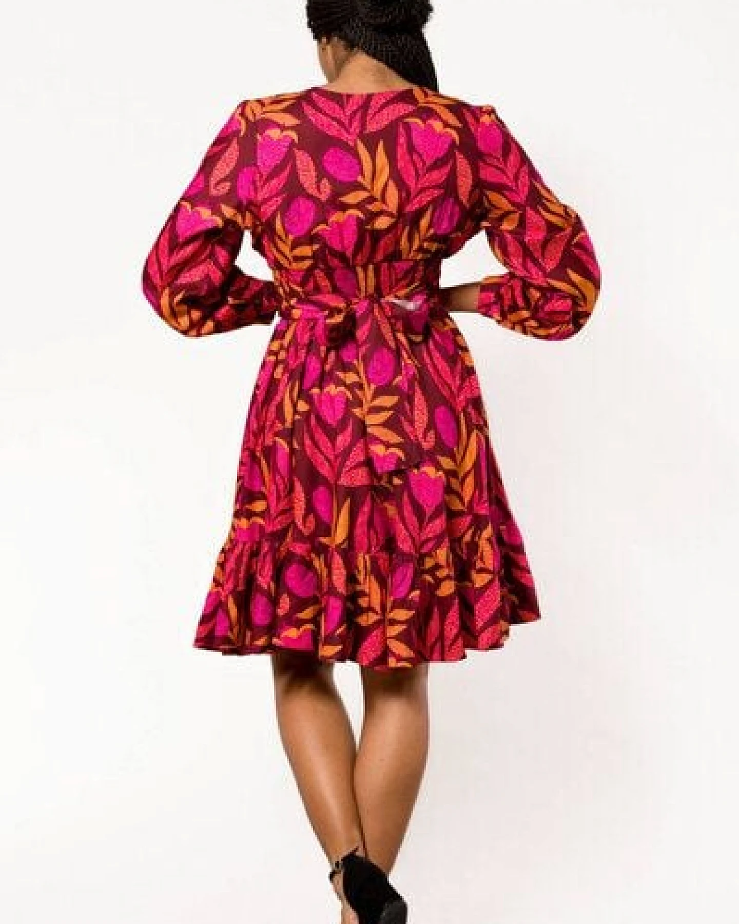 Nevice Kleid mit V-Ausschnitt und Schlag – Ansicht 4
